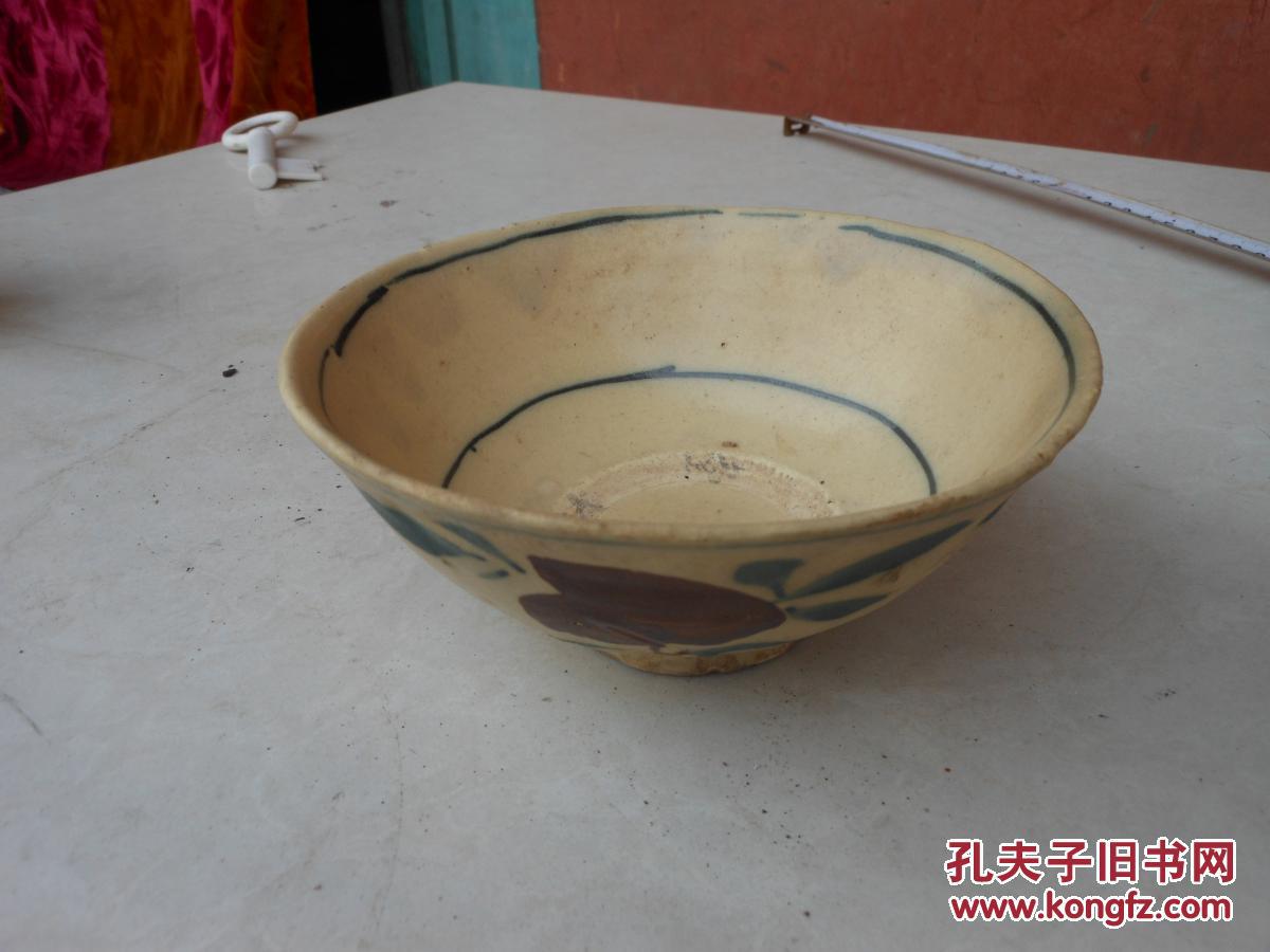 出土的老瓷花碗1个高7厘米口直径15厘米底直径6厘米完好碗底有毛笔