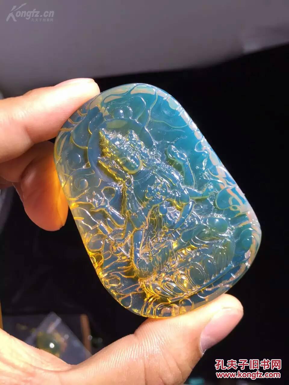 高蓝,自然光下泛天空高蓝,雕刻精湛,可以传代的蓝珀*这是多米尼加蓝珀