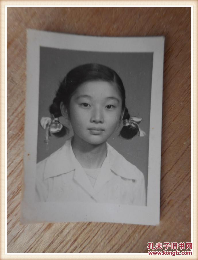 黑白老照片:少女半身照留影