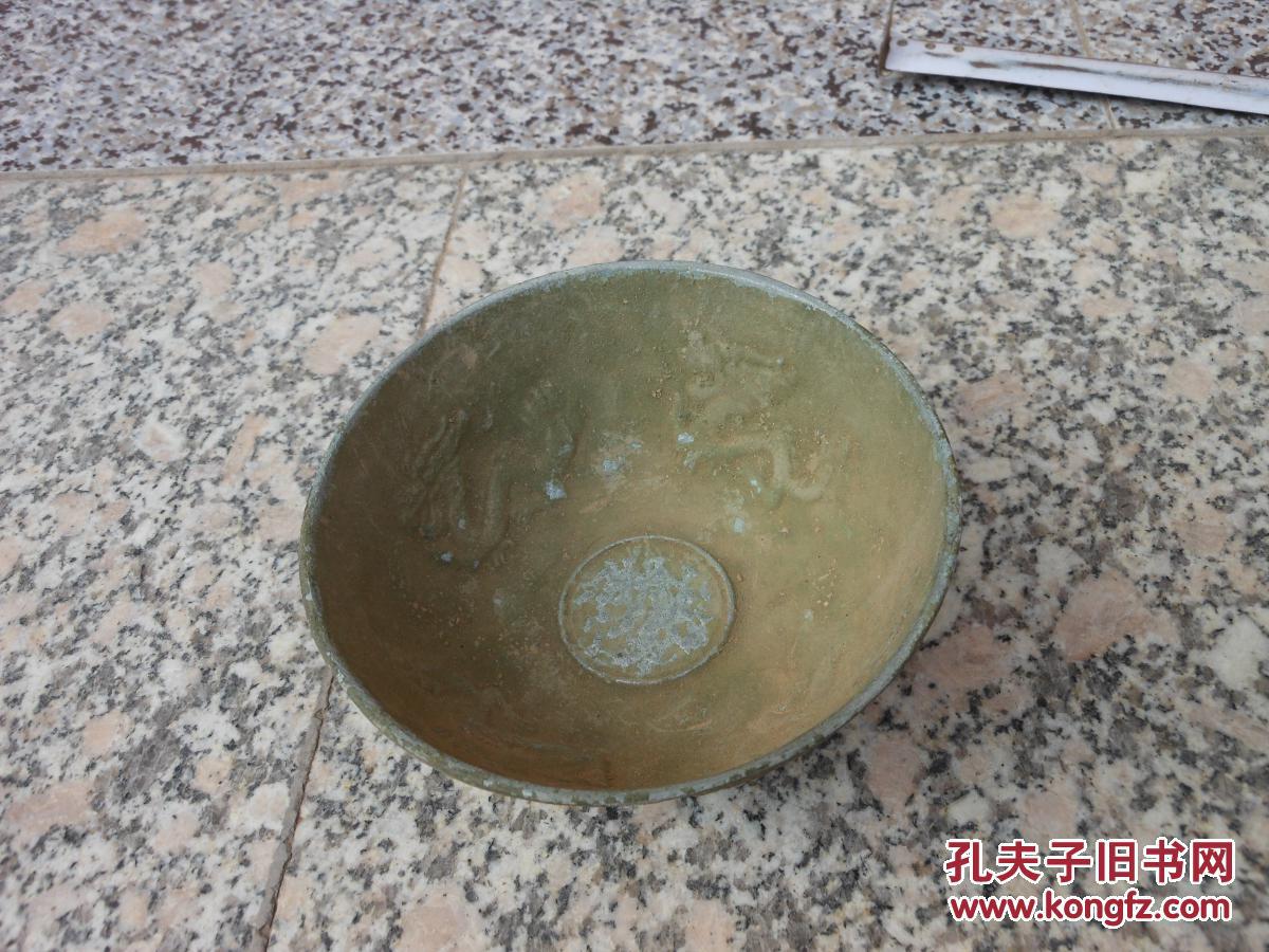 一个老的金属碗不知道是贡品还是陪葬品材质是锡做的还是铅做的碗里有