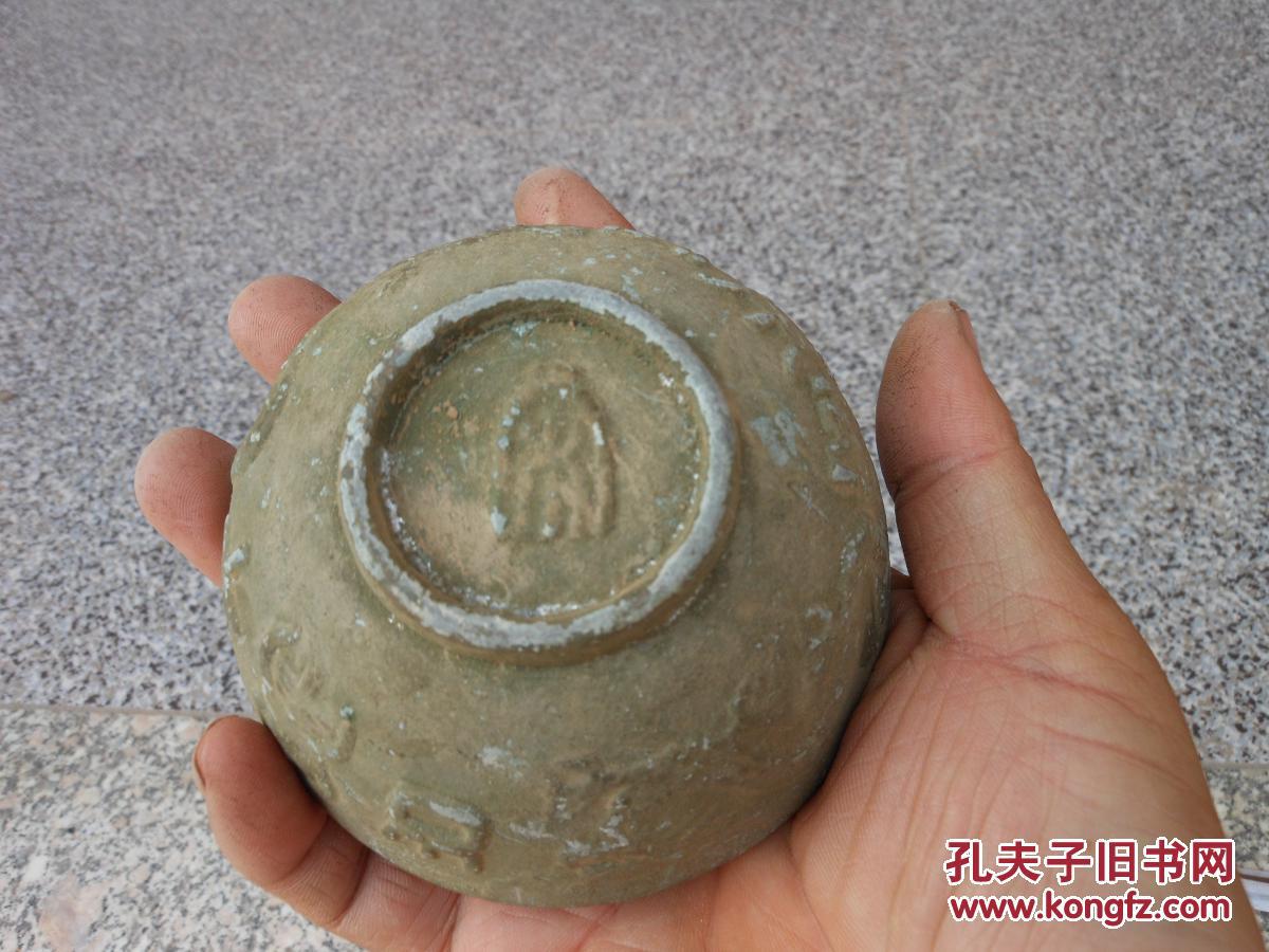 一个老的金属碗不知道是贡品还是陪葬品材质是锡做的还是铅做的碗里有