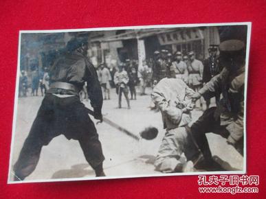 侵华日军相册散片:人头落地的瞬间 人头在下落 鲜血在