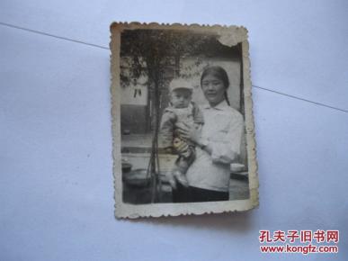 老照片 长辫子妈妈抱着小孩