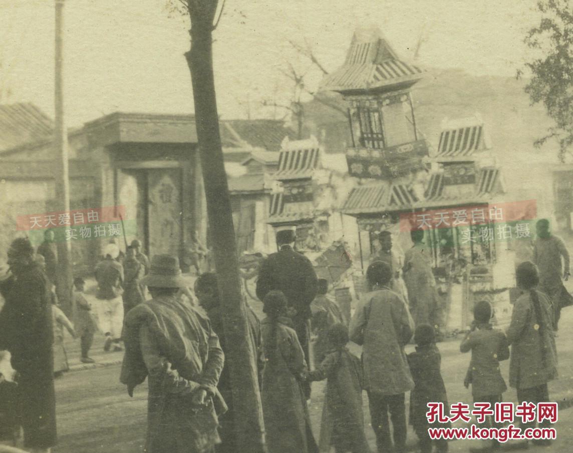 民国1920年北京街头的民居建筑街道行进的队伍