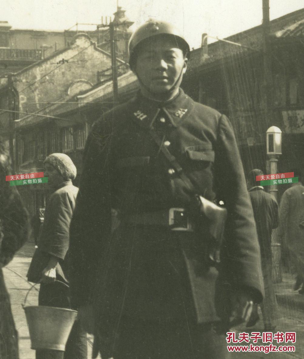 民国1937年上海街道上的警察巡捕和外国女士合影