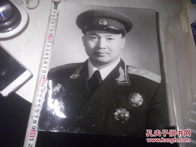 大校授衔黑白老照片1大张,长30厘米宽22厘米