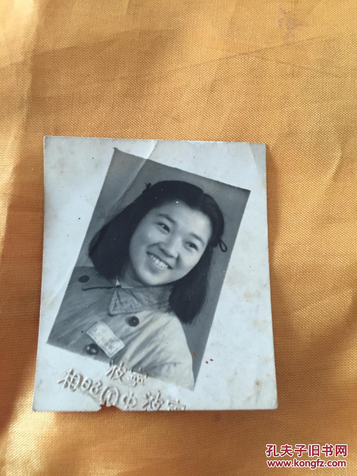老照片:女兵 中国人民解放军 黑白 4*4.7cm 背后有赠言 1953年