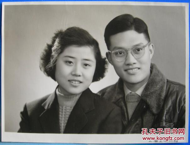 女,淑琴、鸿生敬赠,漪龄、张荫惠存,上海王开照