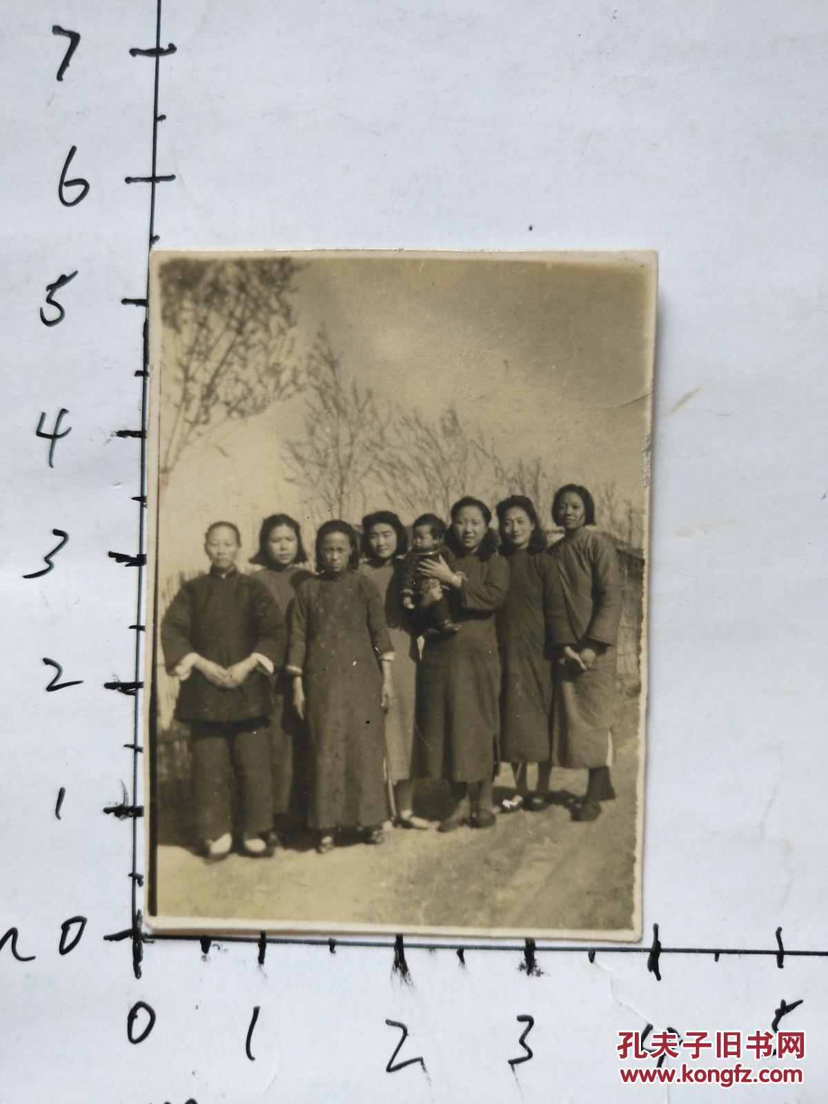 民国老照片 七个女人合影照片有一个抱着小孩 背面有介绍 1945年