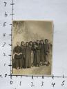 民国老照片   七个女人合影照片有一个抱着小孩   背面有介绍   1945年