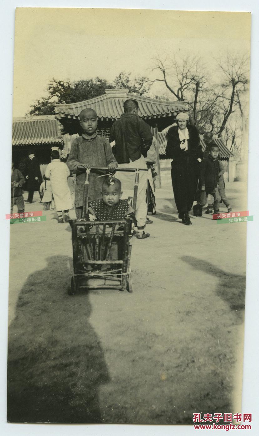民国1920年4月儿童和小朋友使用的竹车婴儿车老照片