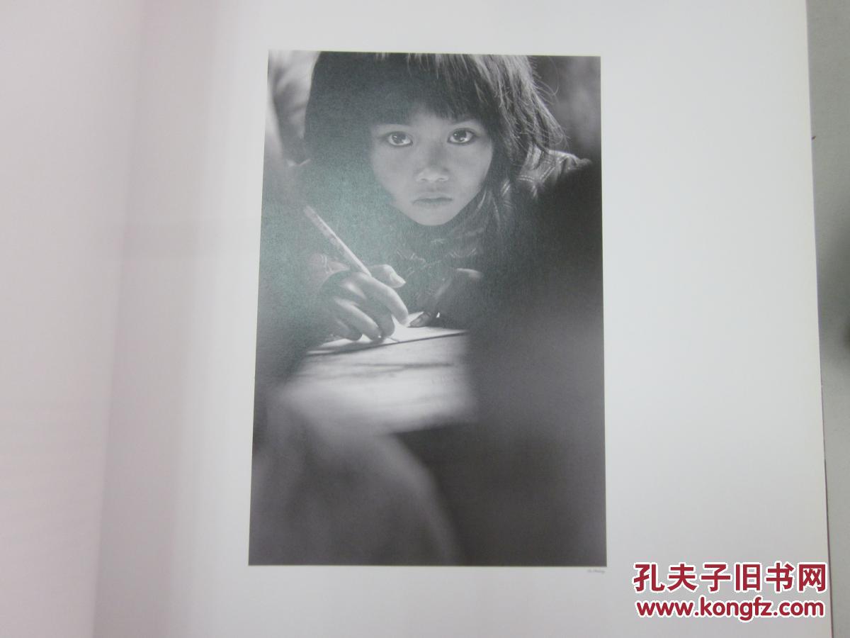 《迎世博 中国当代艺术摄影家》内有著名摄影家陈长芬