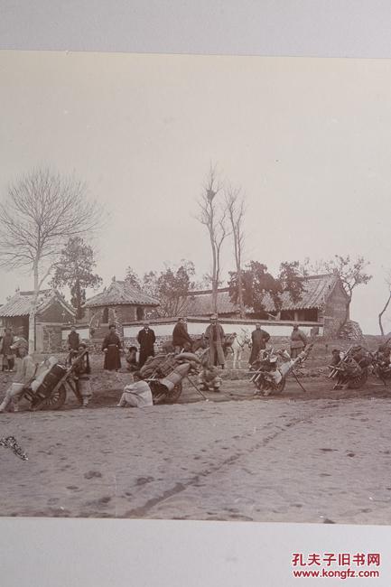 清代山东半岛胶州休息的运输人员独轮车和寺庙原版蛋清老照片相片