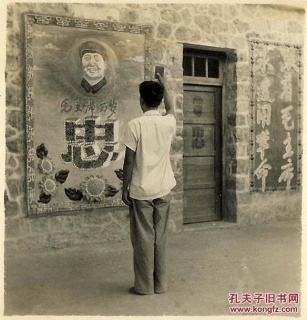 献忠墙-以背影示人的青年,高举宝书表忠心,主席像群忠