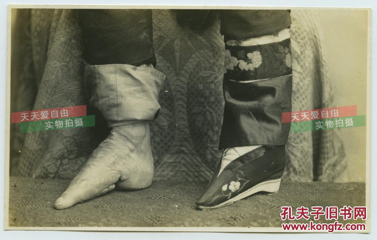 民国赤裸的三寸金莲小脚缠足特写老照片