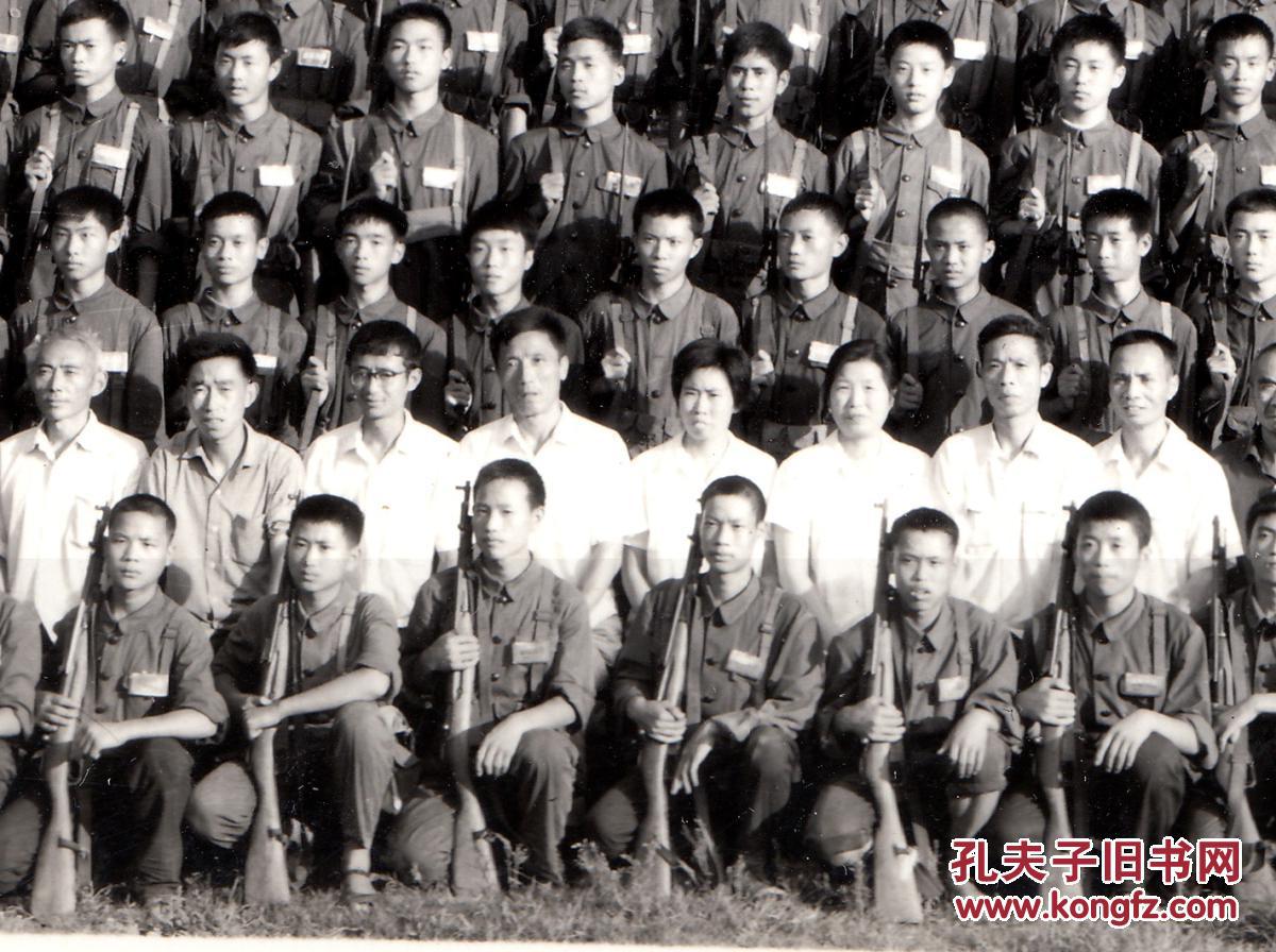 1977年成都八中民兵营参加八一建军节五十周年*事体育表演纪念,照片很