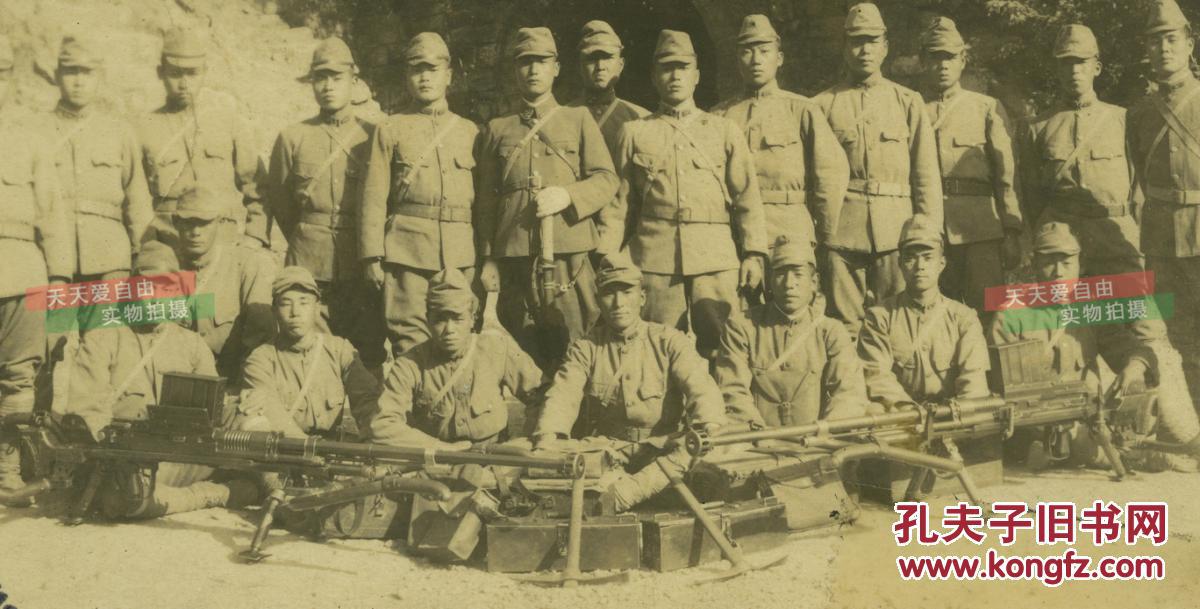 民国1943年日军步兵第七十七联队第一机关枪队在朝鲜牡丹台玄武门前的