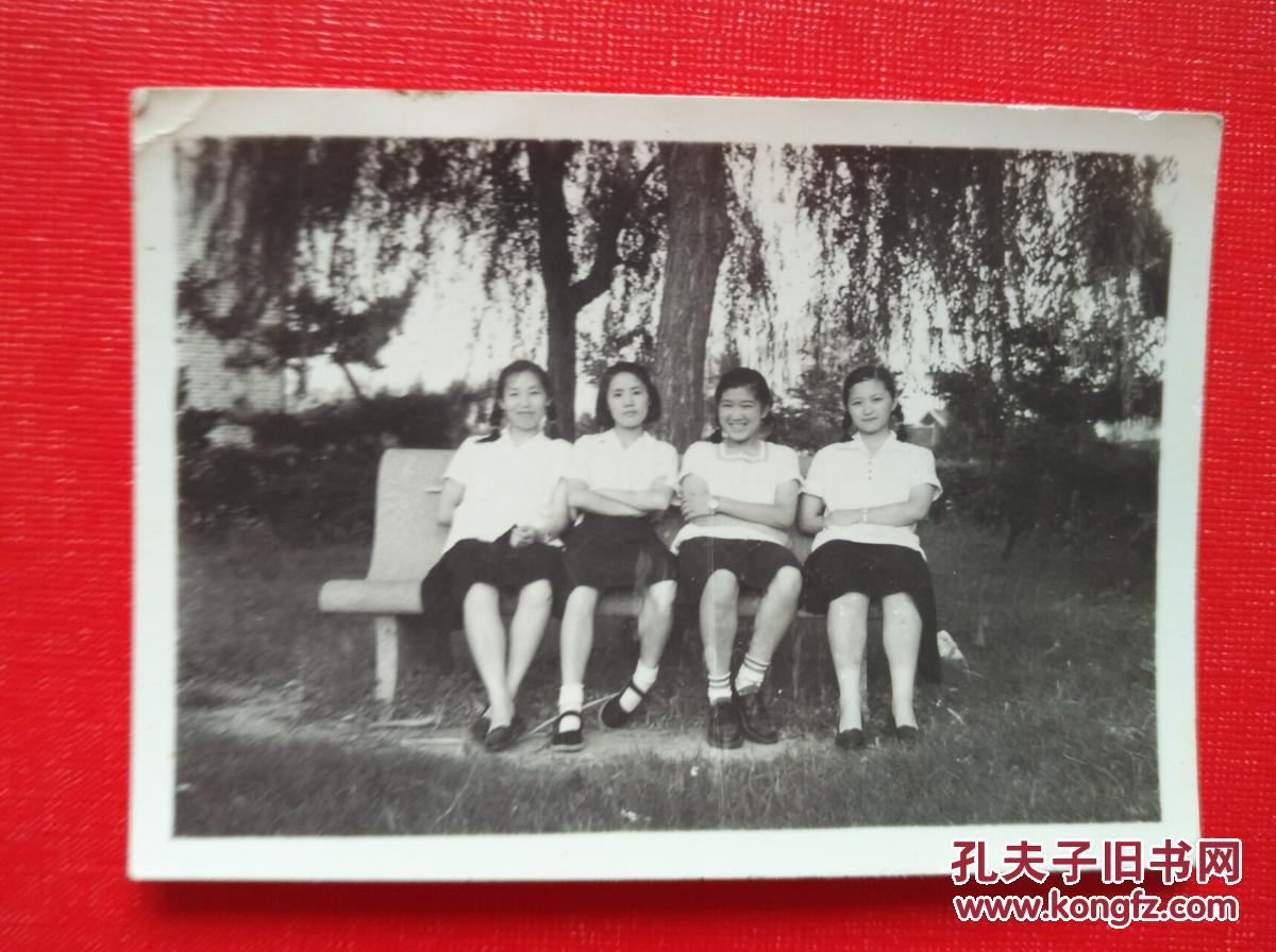 50年代老照片 四个女军医的合影