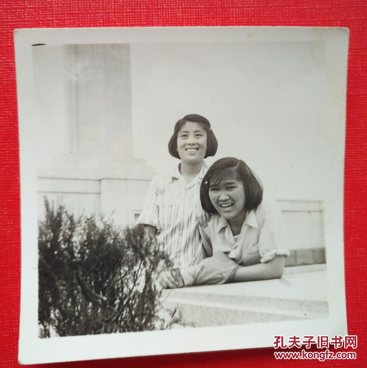 50年代老照片 两漂亮的女军医合影