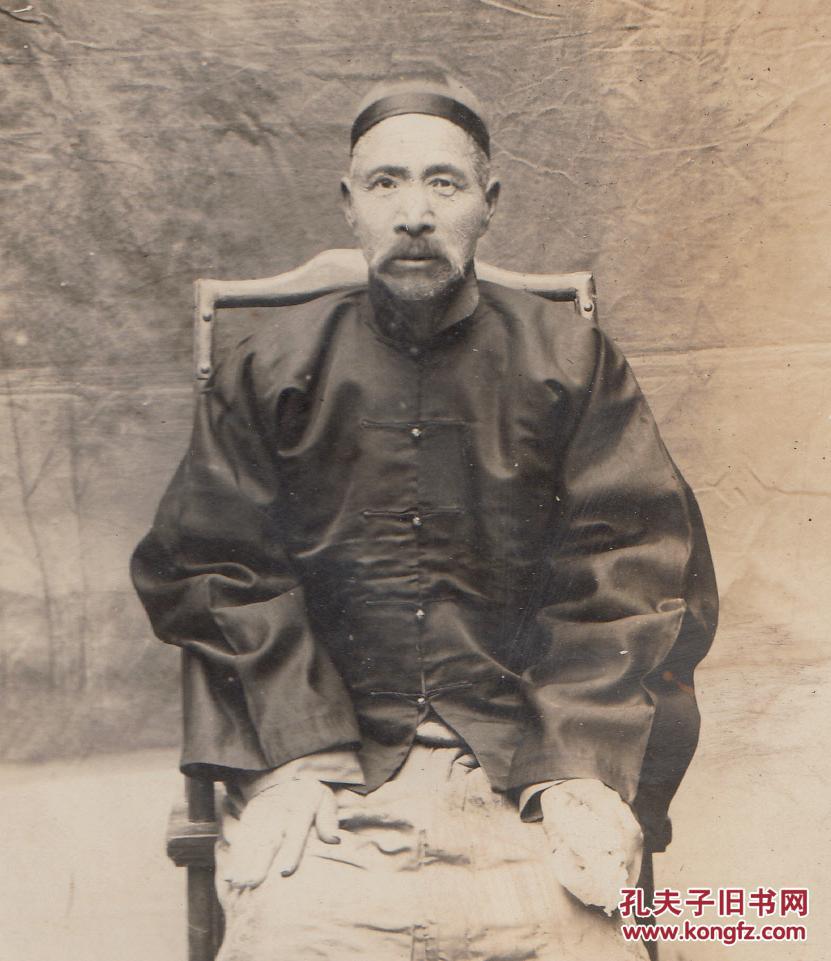 民国老照片:1936年,民国美女中学生,还是运动员(旁边一妇人,表情怪异