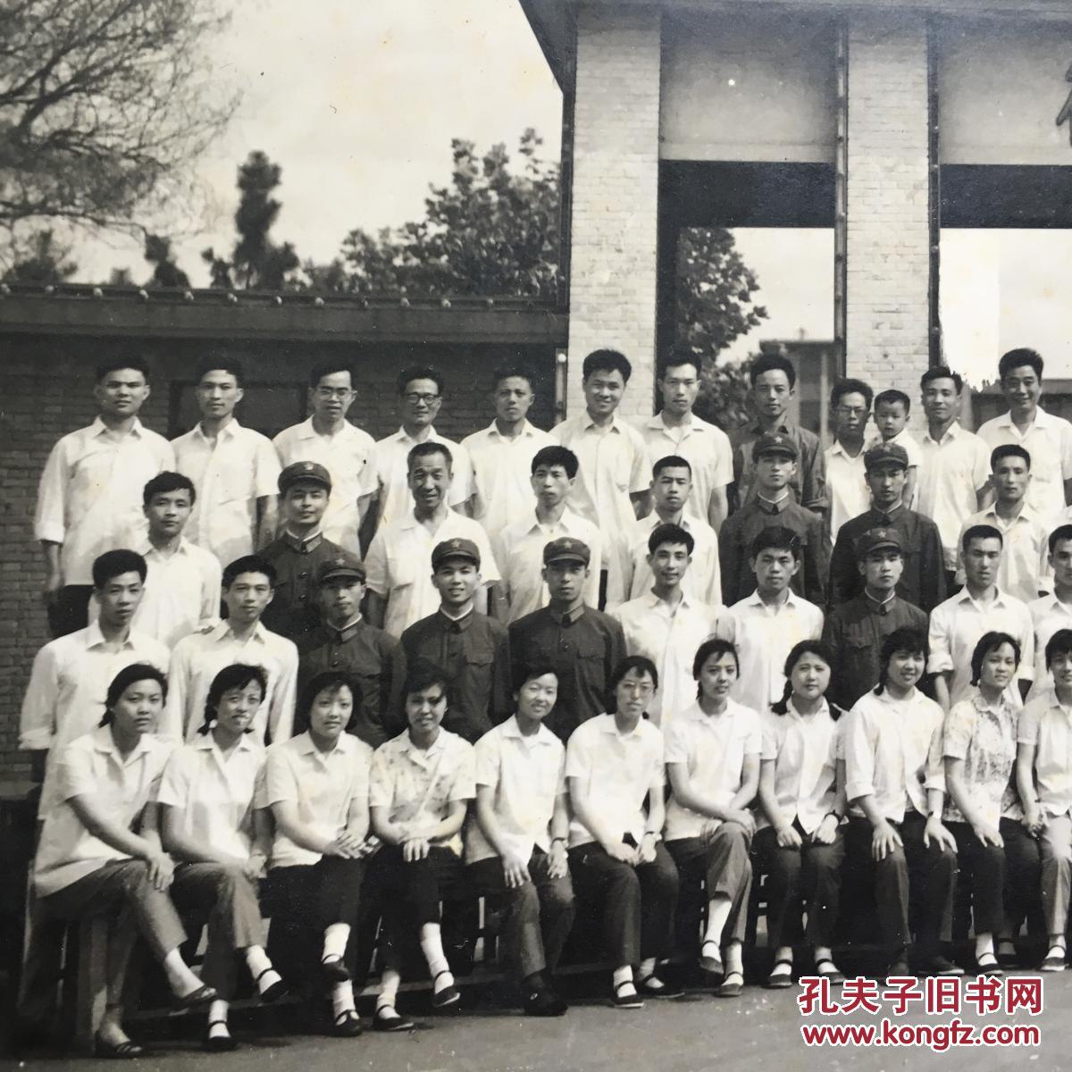 【老照片】1976年复旦大学哲学系工农兵学员毕业留念