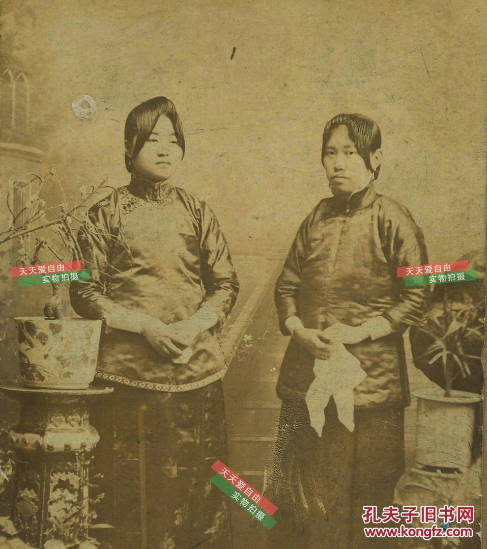 民国早期两女子照相馆,发式衣着,照相馆摆设都很有当时时代特色