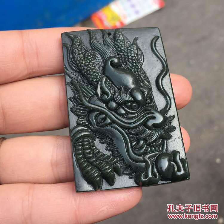 正品特惠和田玉青玉至尊龙牌精工精雕吊牌挂件