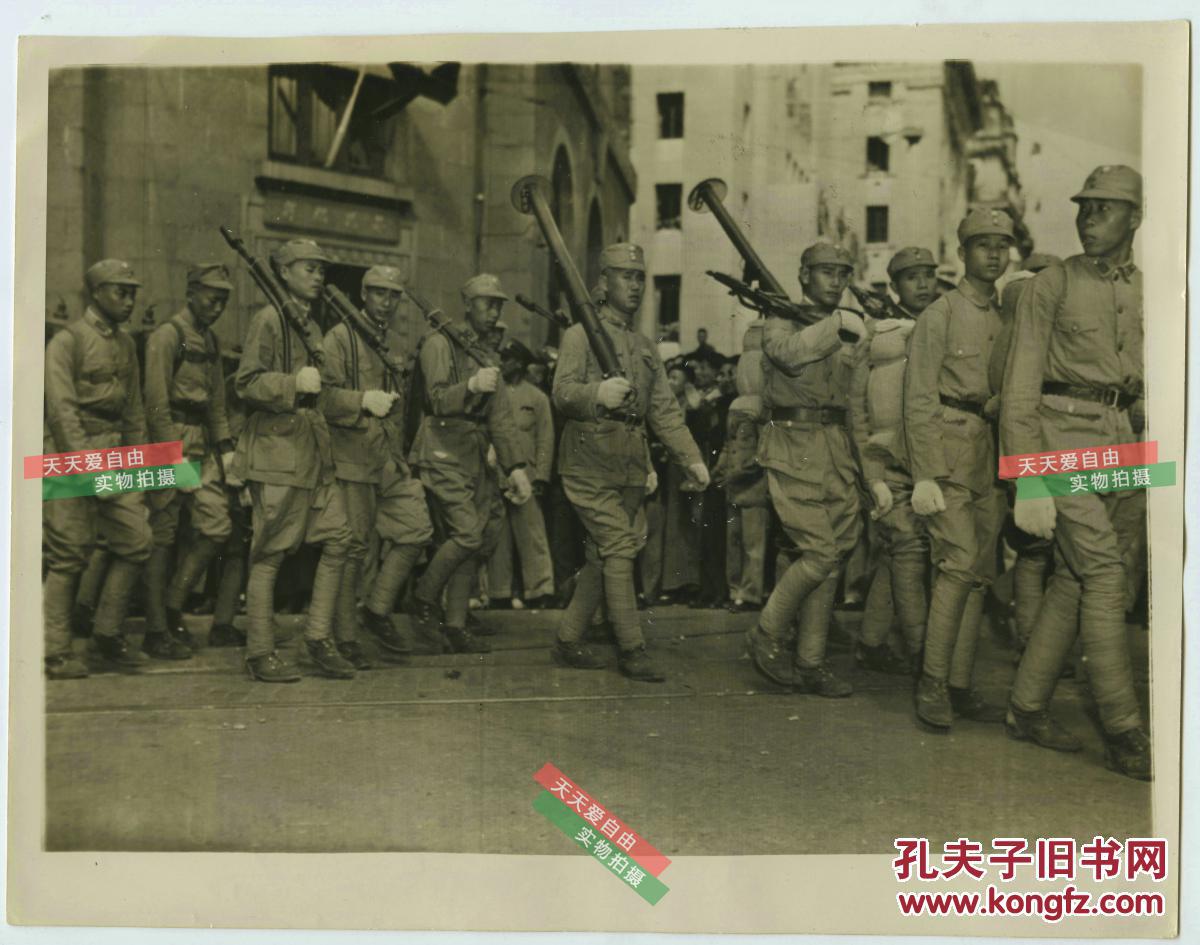 1945年国民党国军士兵肩扛全美式装备火焰喷射器在上海街头游行庆祝