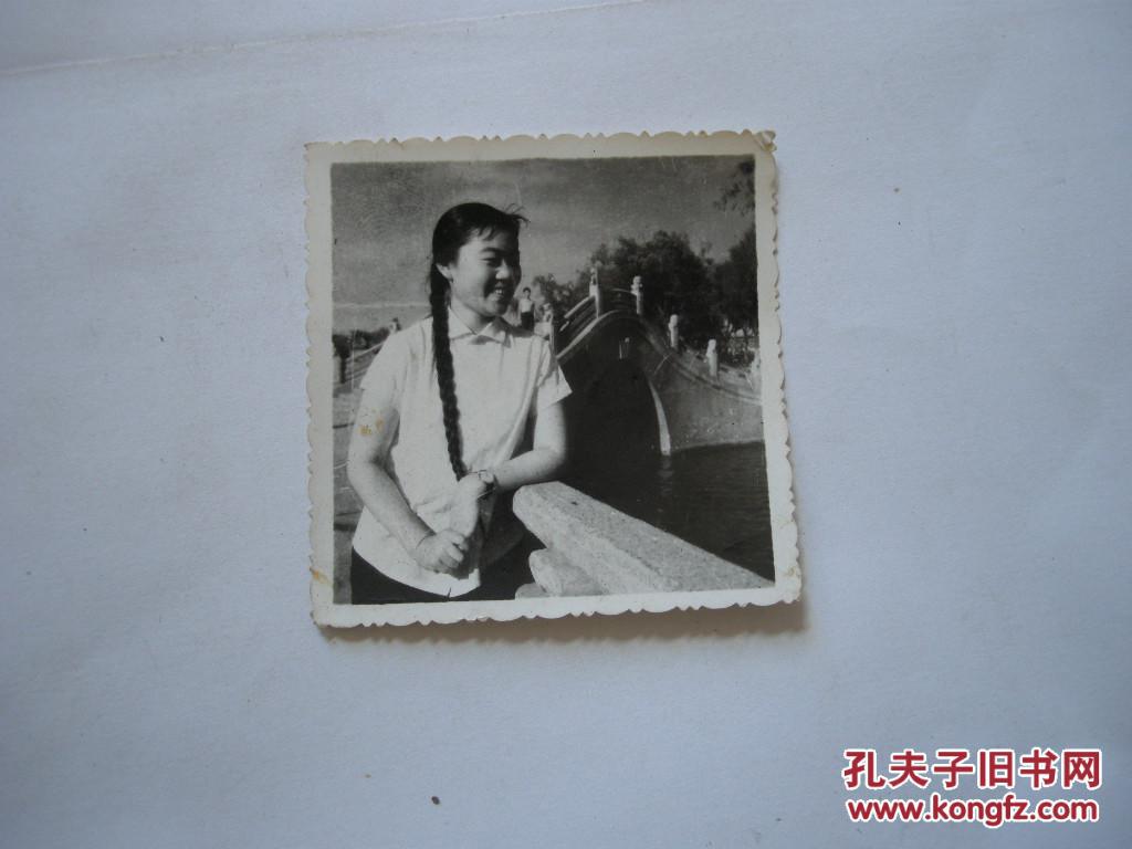 老照片 长辫子美女在桥头