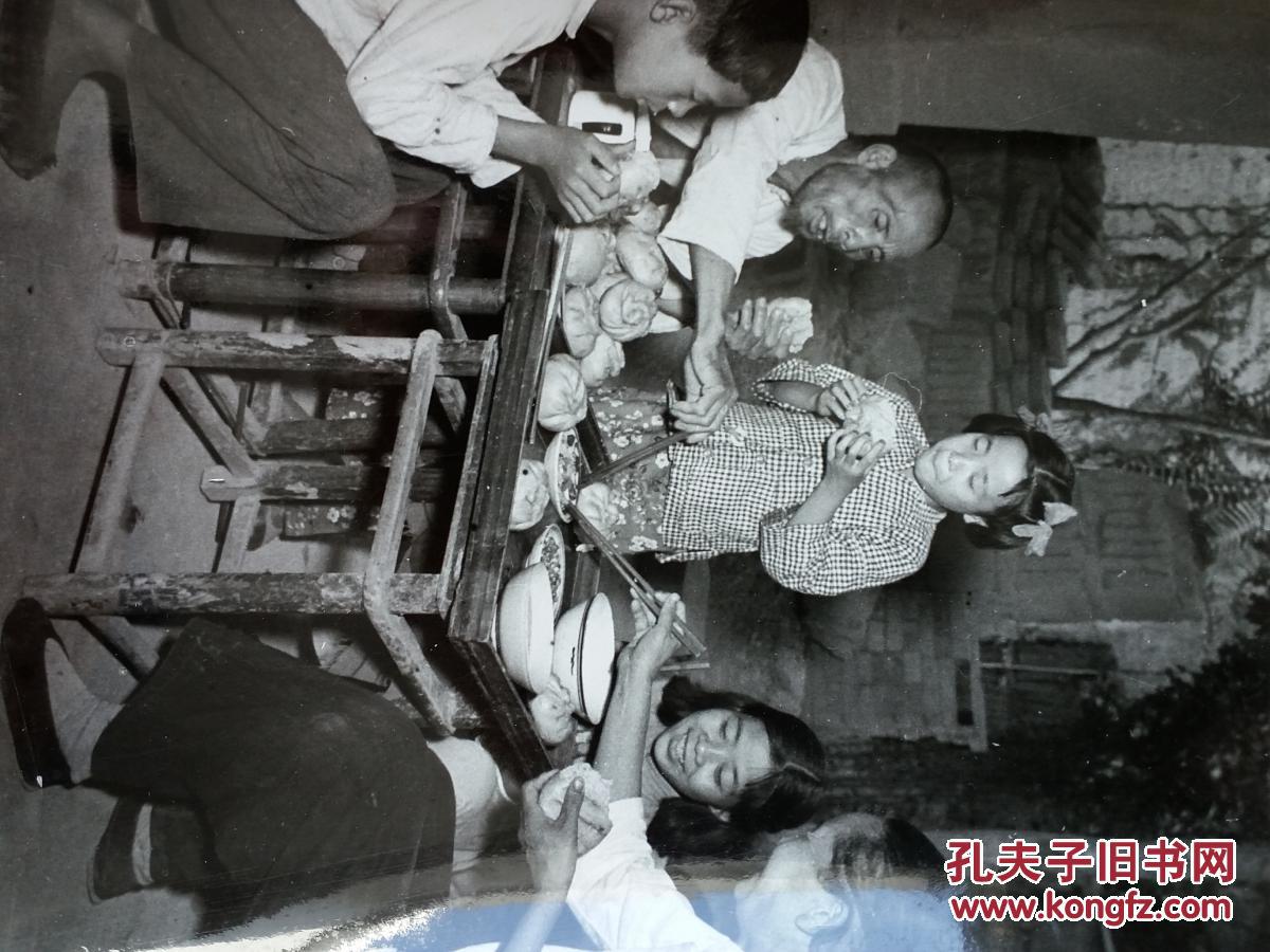 老照片《赵家宽的家庭---陕西省咸阳县农业社社员》1958年8寸