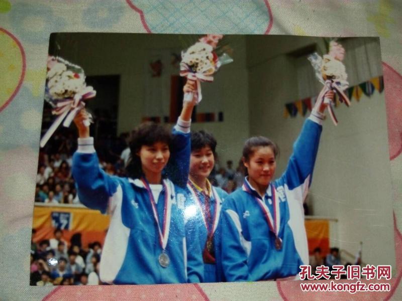 【照片】第24届奥运会乒乓球女单前三名 陈静(中 李惠 芬(左)焦志敏