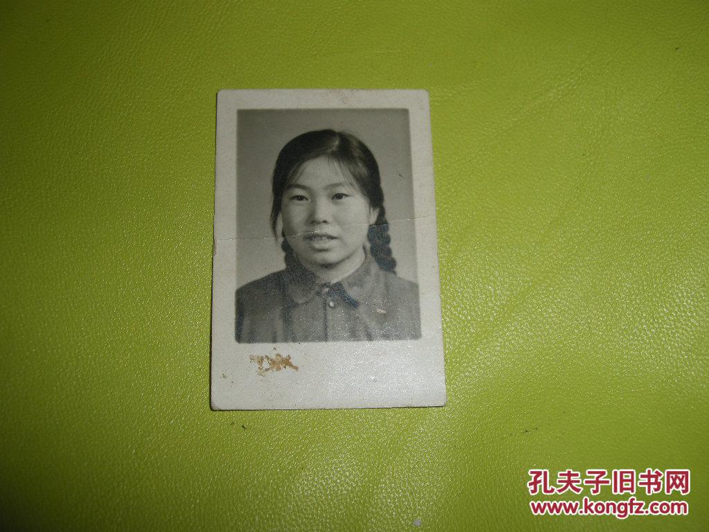 老照片一寸长辫子美女照片6张