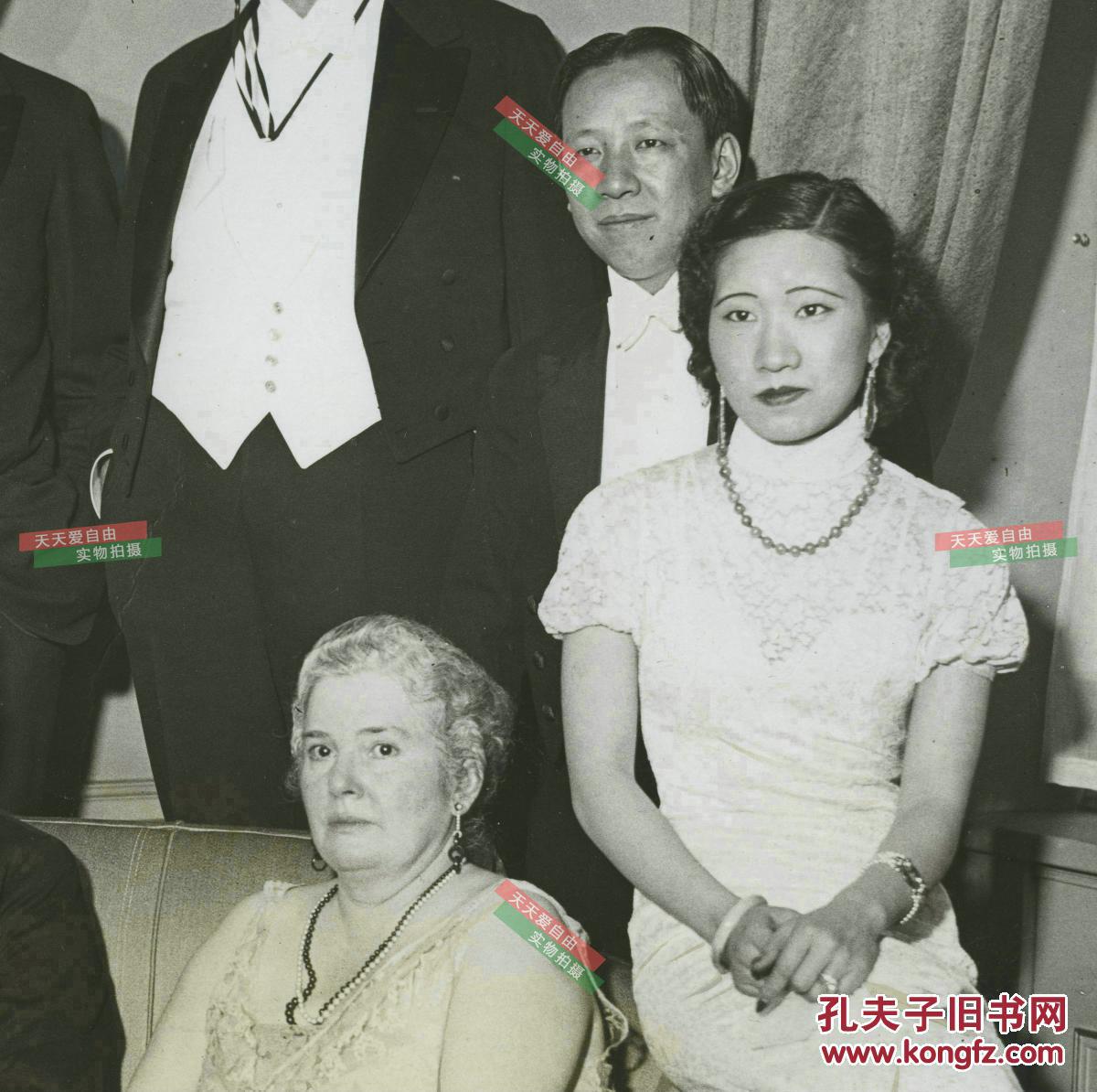 民国财政部长宋子文在纽约著名华尔道夫饭店与美中协会代表合影老照片