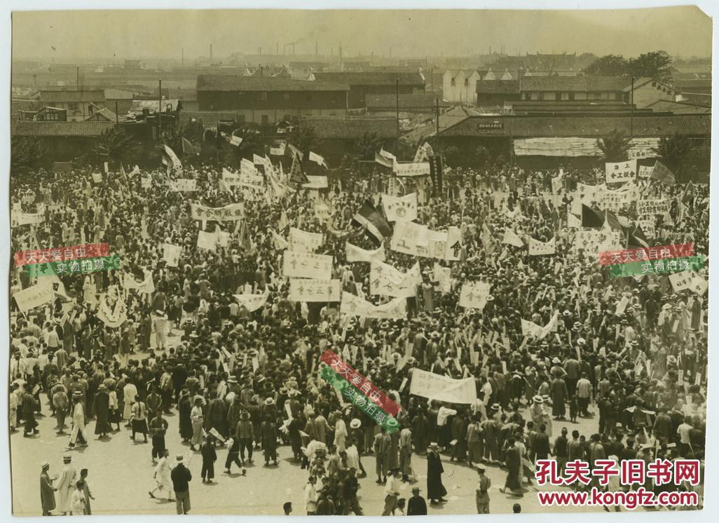 1926年上海总工会组织六万人罢工大游行,继而引发上海罢工风潮,工人