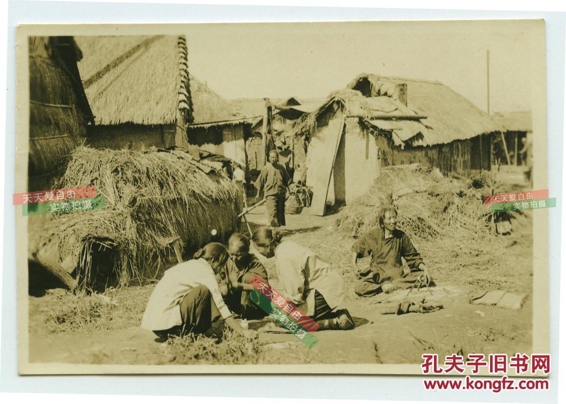 民国农村情况的老照片,低矮草房和农妇