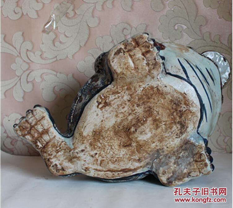 青花釉里红三足金蟾一个,造型古朴,长达半米,难得的老