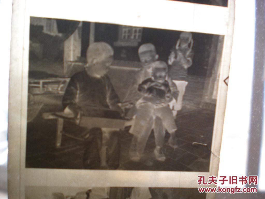 《南京郊外,在自家门前玩耍的儿童,1921年左右的!》