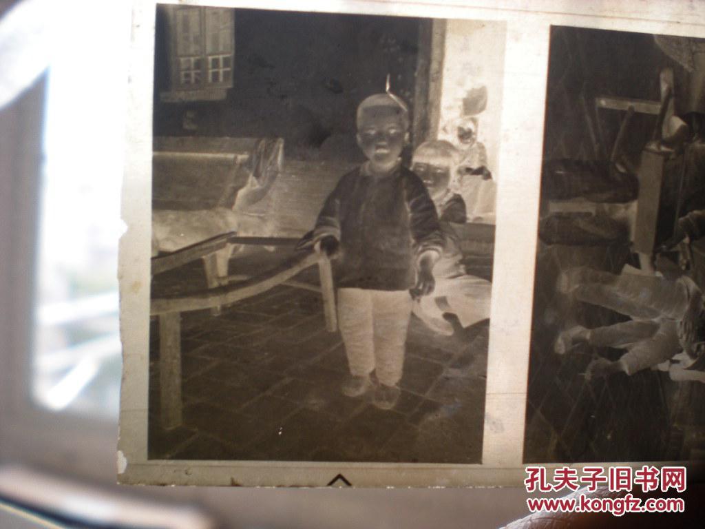 《南京郊外,在自家门前玩耍的儿童,1921年左右的!》