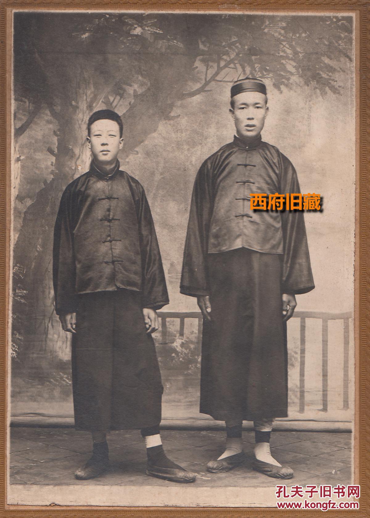 民国早期老照片,一般的照相馆背景都是繁花似锦的吉祥