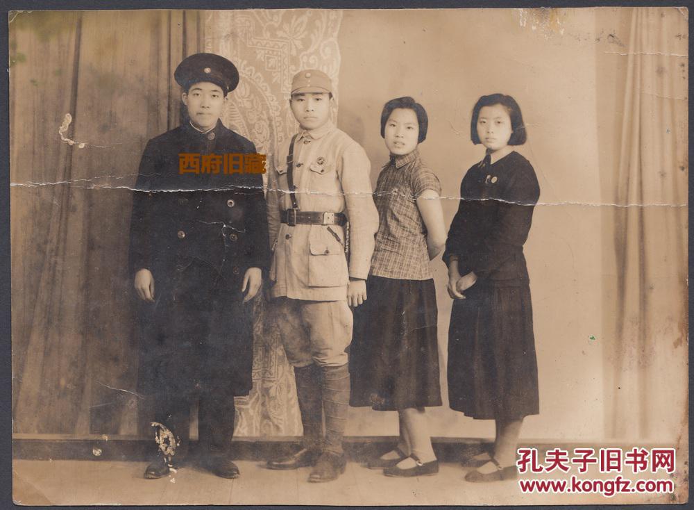 民国老照片,腰间配短剑的军人等合影