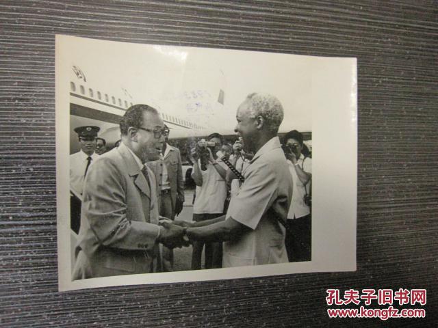 赵总理访问坦桑尼亚 尼雷尔总统到机场欢迎(新