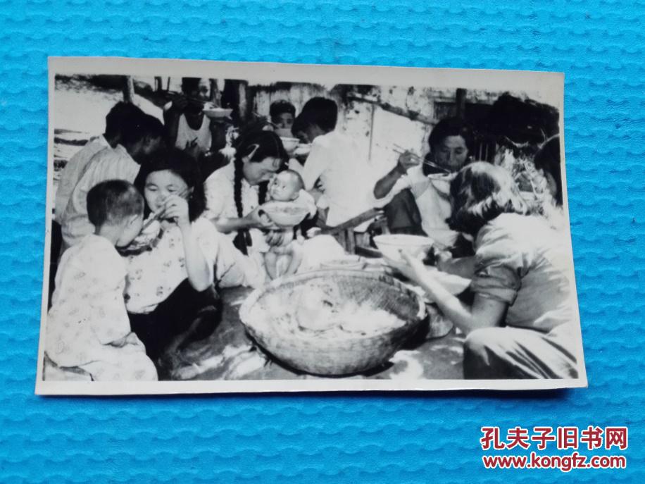 老照片《1958年河南遂平县人民公社大锅饭---无人食堂