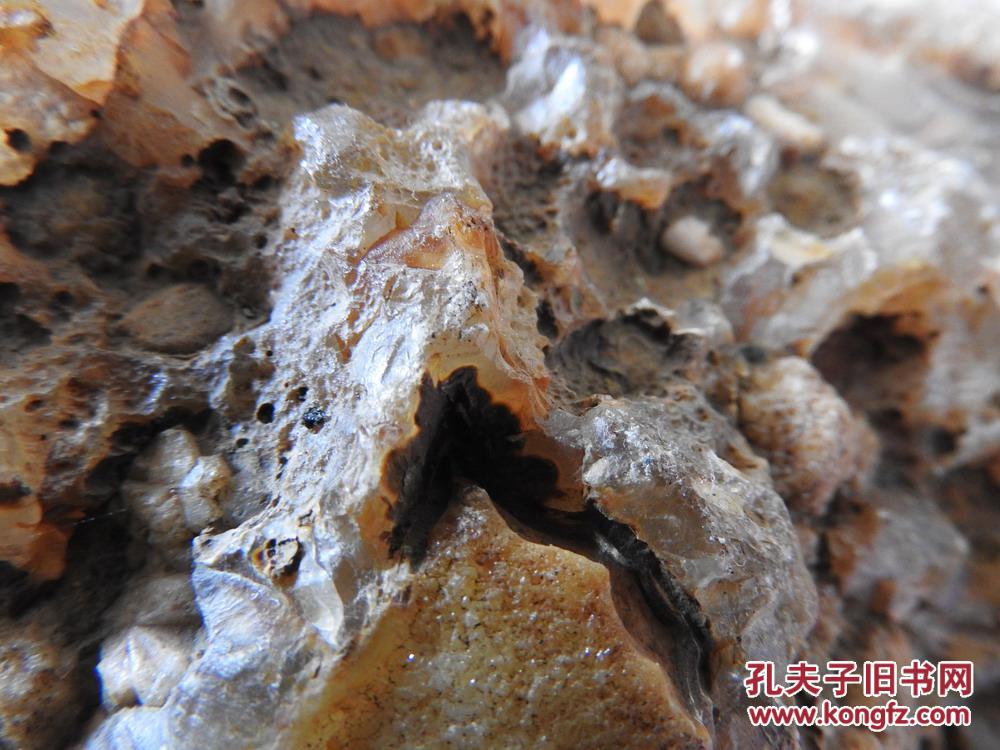 外表有熔壳.深色矿物撞击玛瑙形成陨击坑,并且还有太空生物化石嵌入.