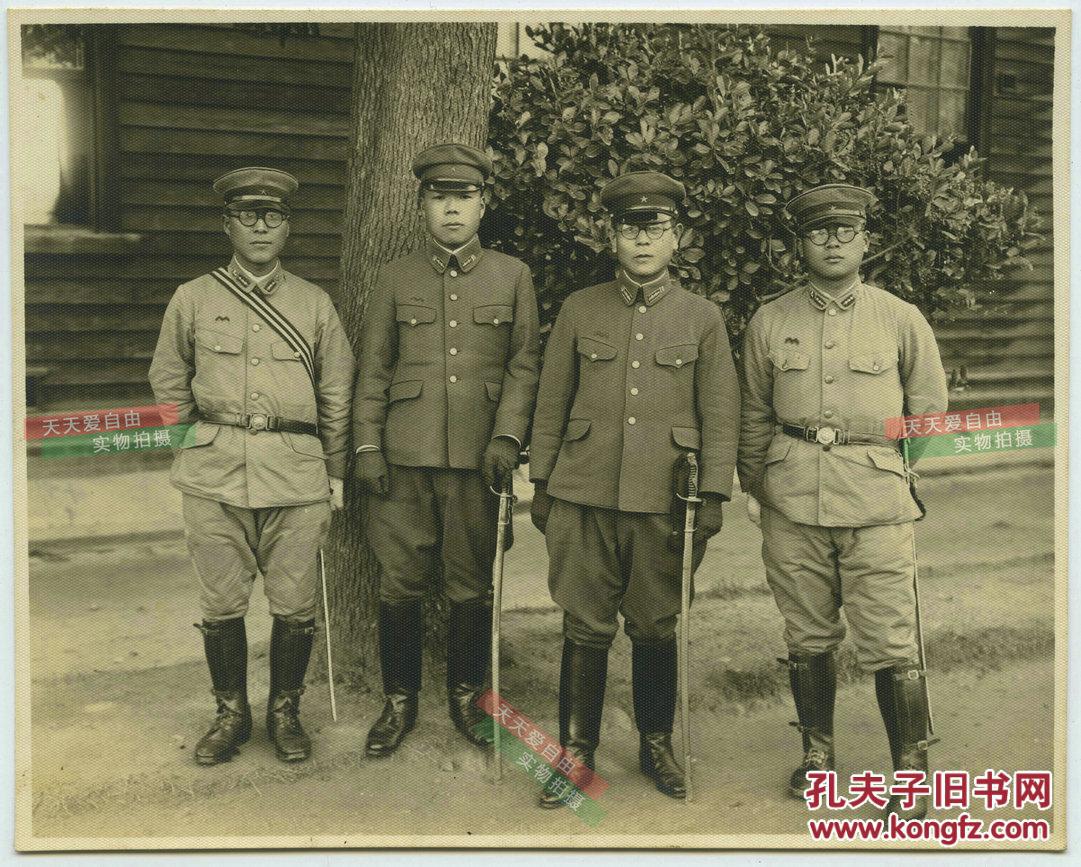 民国侵华日军四名各阶军官合影,持军刀站立,13.3x10.