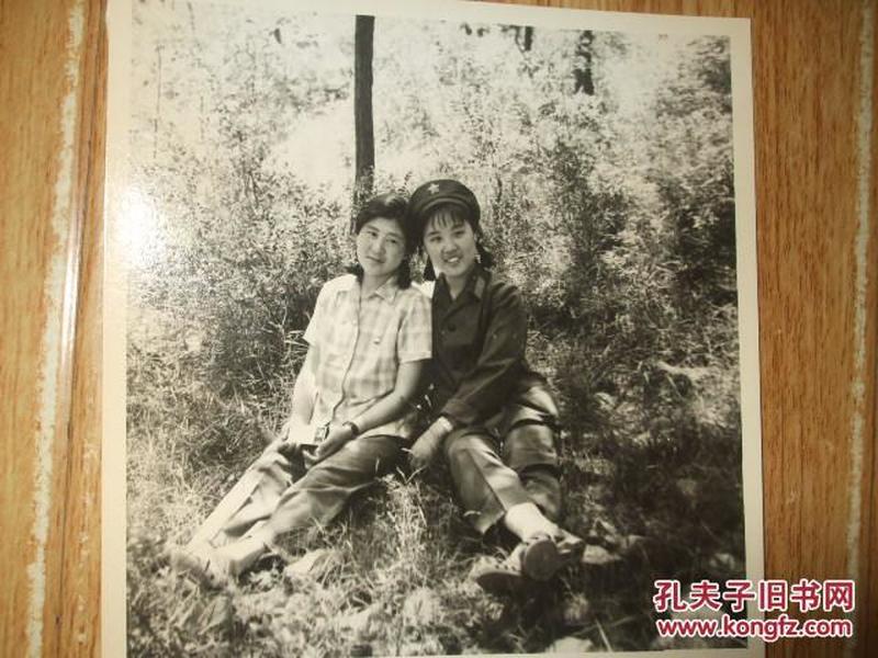 七八十年代解放军女战士和女青年野外合影老照片