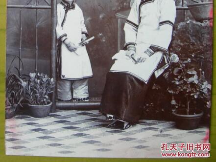 【图】清代老照片(晚清老照片或清末老照片)小脚、三寸金莲。相片上小女孩，疑是施肇曾女儿【江苏苏州吴江震泽镇纯孝里--著名外交家施肇基家族系列】_孔夫子旧书网