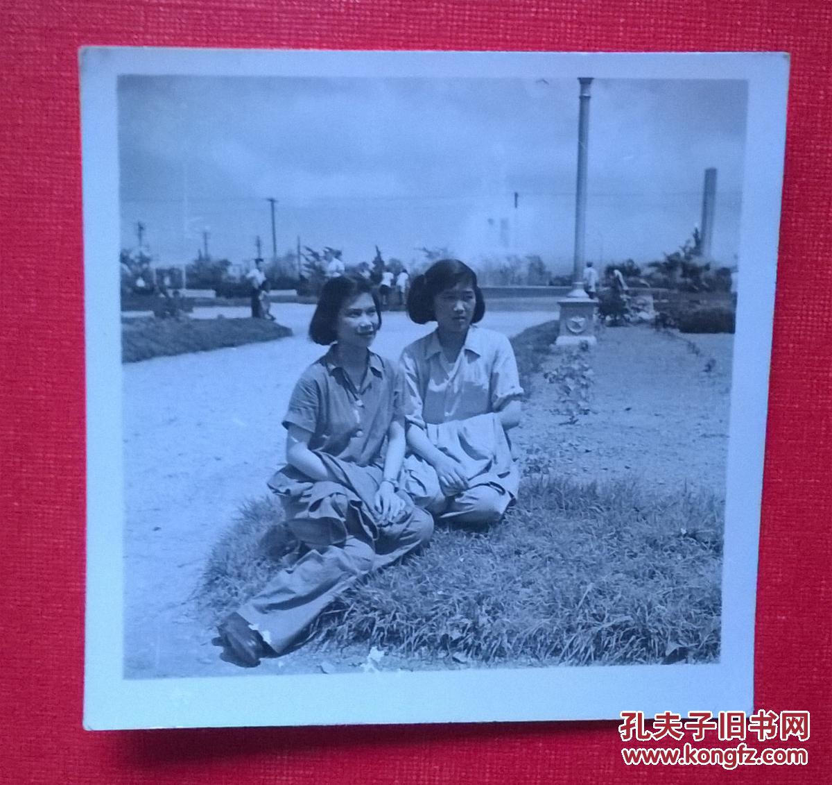 50年代老照片 两女兵大连合影