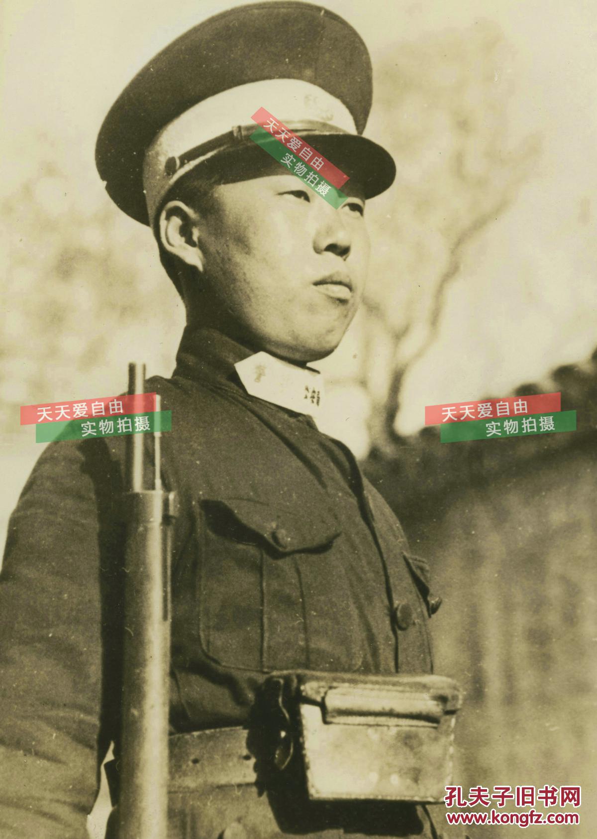 民国1933年北京北平女警察肖像---领章上可见公安局字样