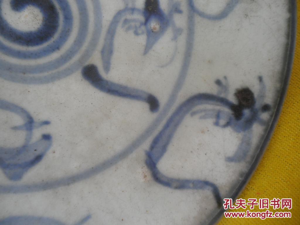 清代青花盘 一只 釉面偏青,青花发色沉着,边有小飞片,乾隆的东西,具体