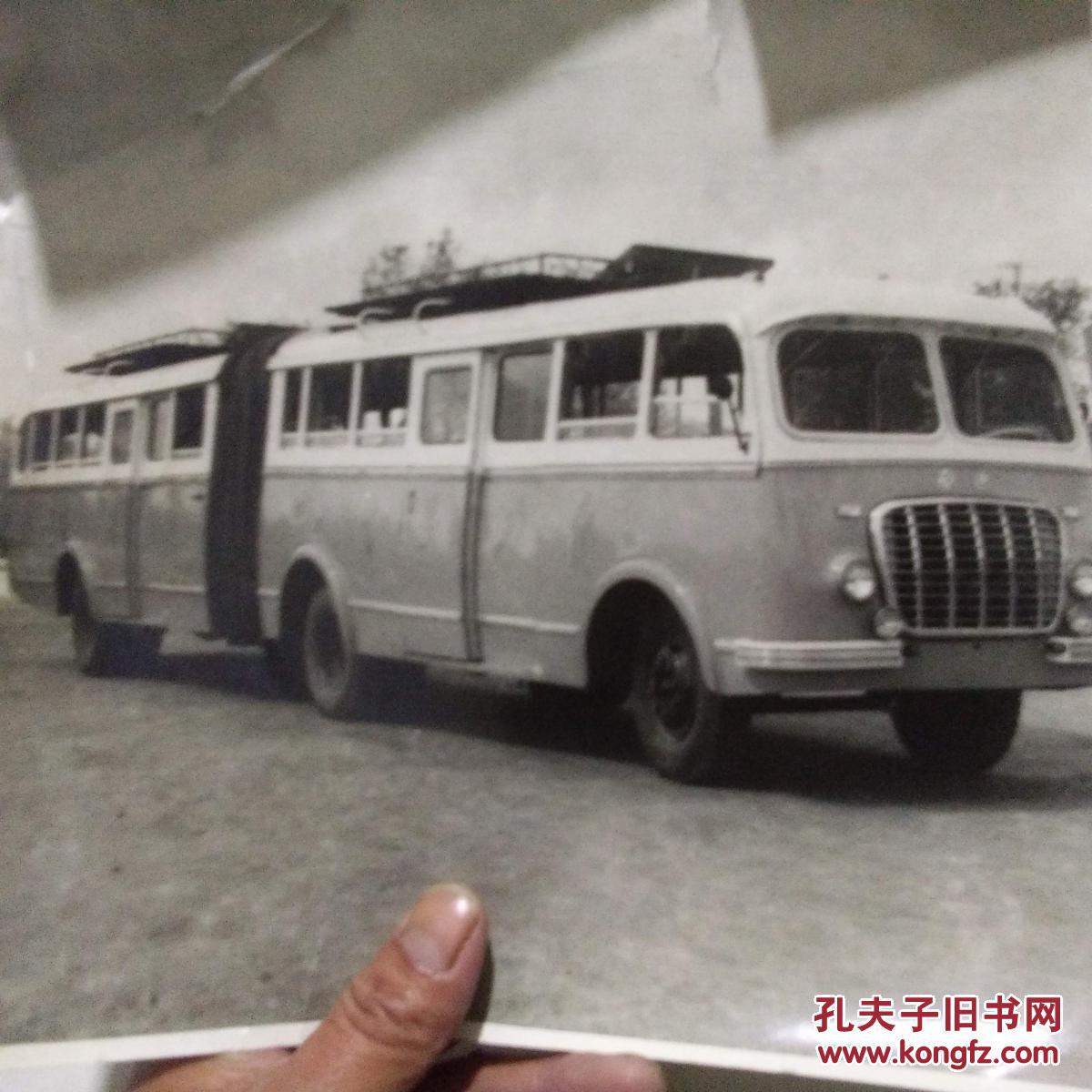 大尺寸文革原版黑白老照片 老式大客车车身有自力更生